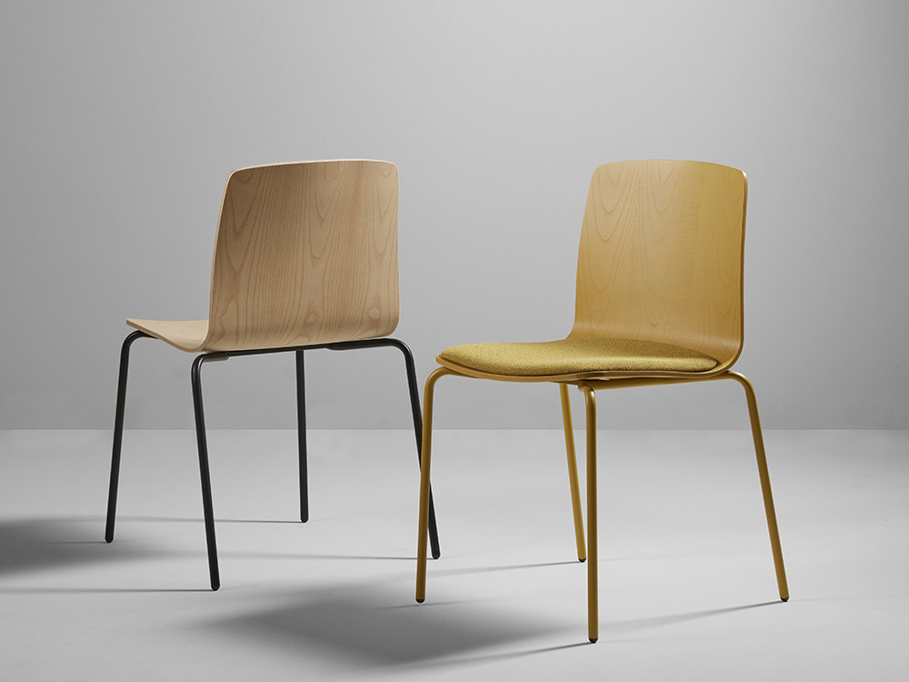 Sillas de comedor apilables Atrio de Cancio: carcasa de contrachapado de fresno y patas de metal epoxi en Mobel 6000