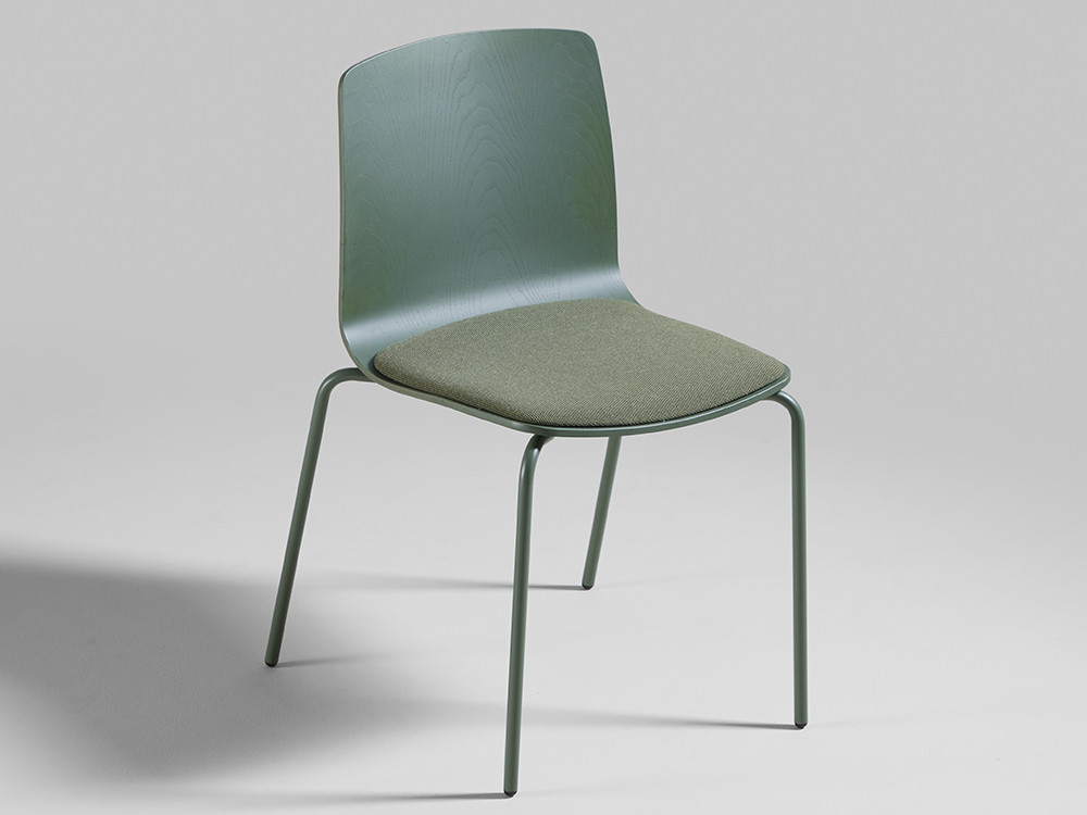 Sillas modernas para comedor Atrio: modelo apilable de Cancio en fresno y metal epoxi en Mobel 6000