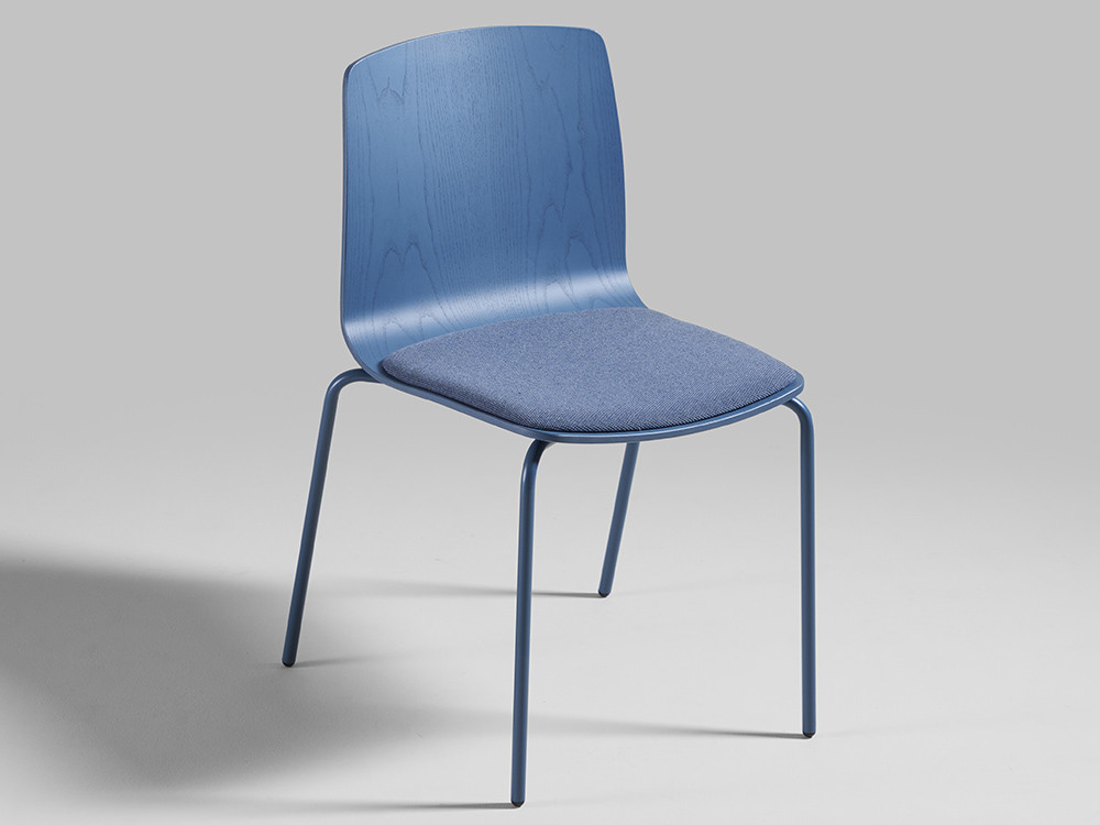 Mobel 6000: silla Atrio de Cancio, versatilidad apilable y confort tapizado para un salón moderno
