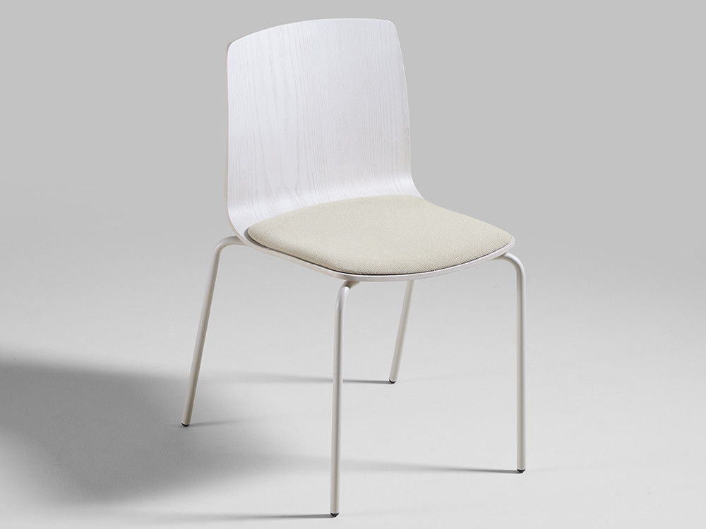 Silla apilable Atrio de Cancio: elegancia en fresno barnizado y metal para muebles en Madrid