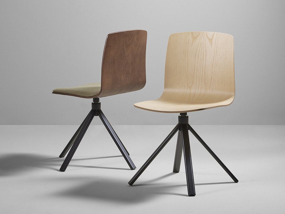 Sillas de madera modernas Atrio de Cancio: diseño giratorio con carcasa de fresno y base de metal epoxi en Mobel 6000