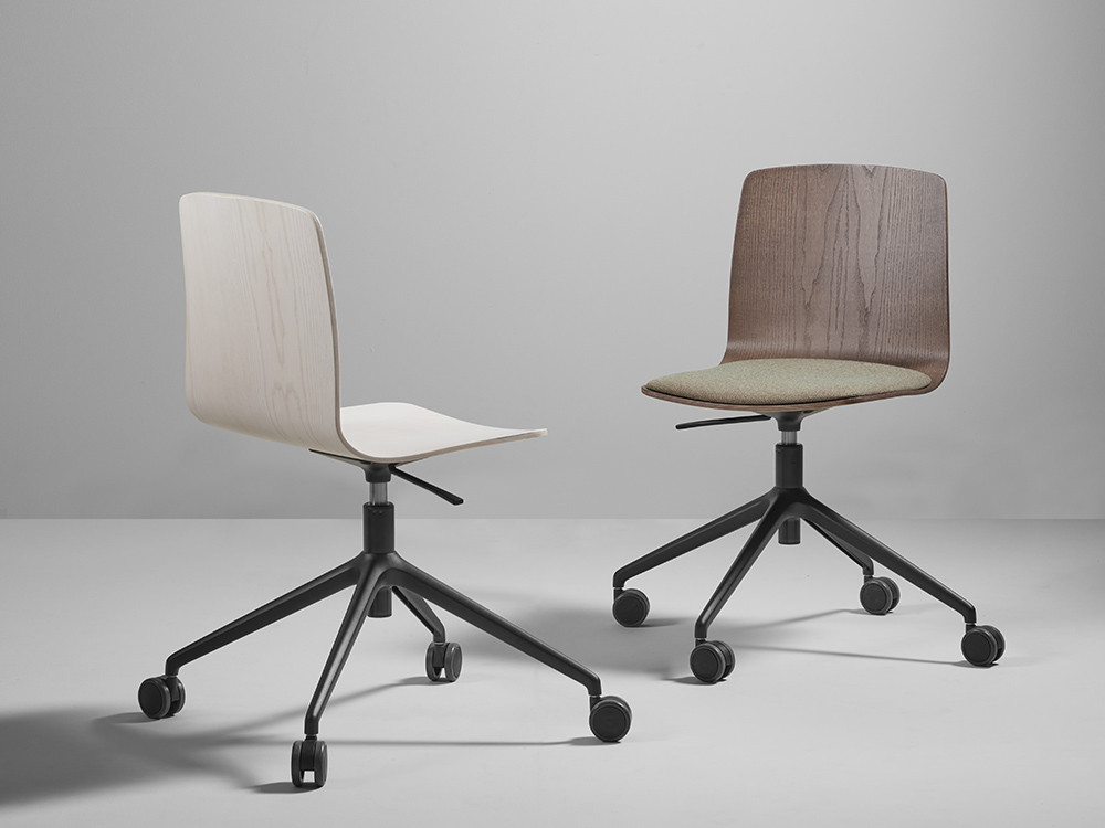 Sillones de oficina Atrio Office de Cancio: diseño ergonómico con carcasa de contrachapado de fresno en Mobel 6000