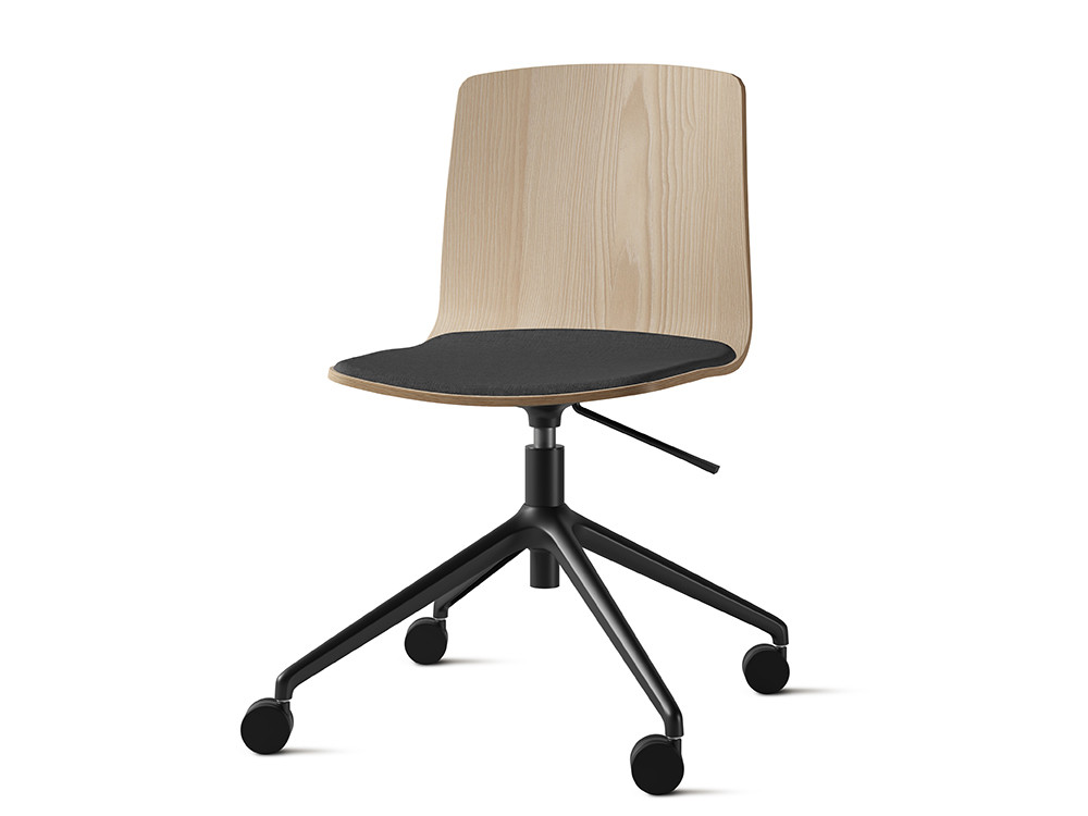 Mobel 6000: silla Atrio Office por Cancio, maestría de fabricación nacional en fresno para escritorios de diseño