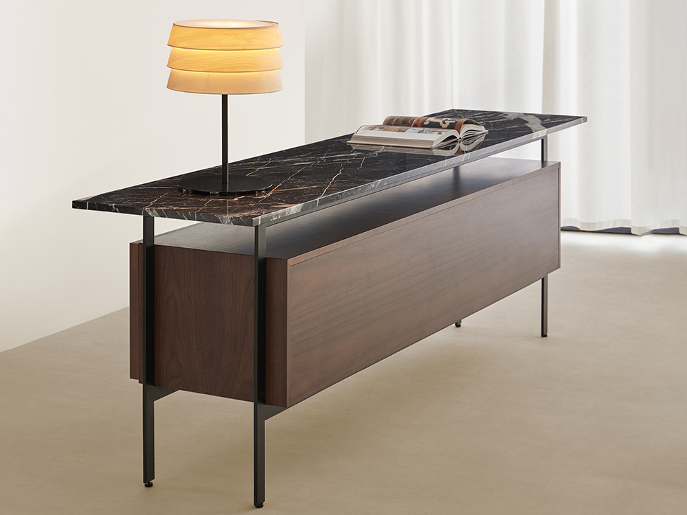 Aparador bajo Chicago de Punt: la esencia del Art & Design con vitrina led y sobre de Silestone en Mobel 6000