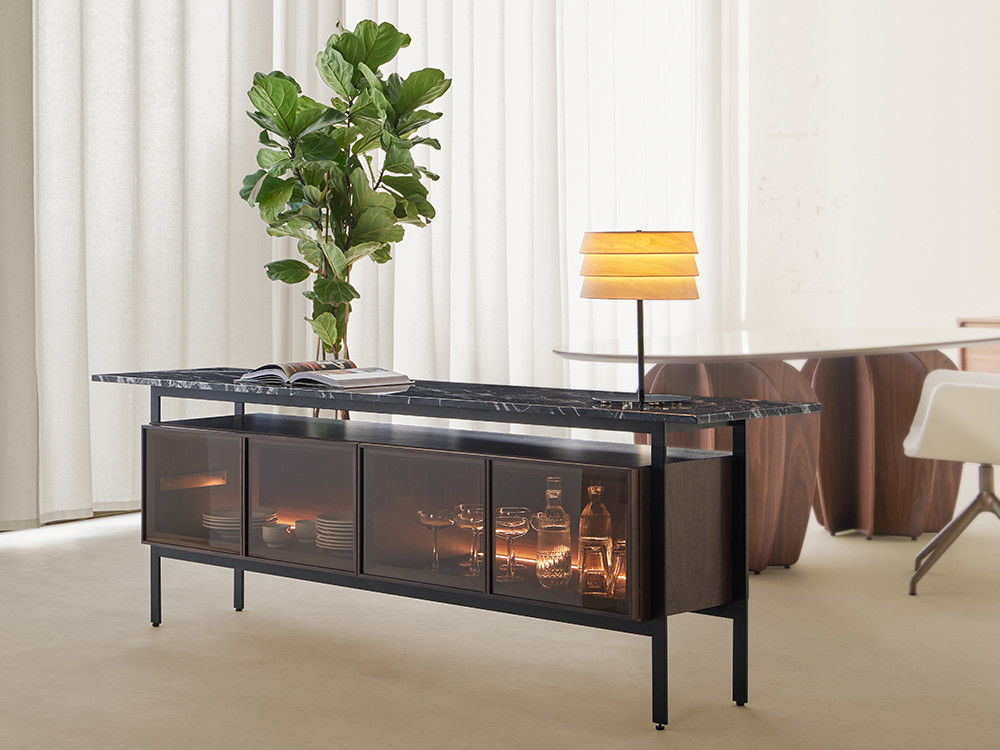 Aparador vitrina Chicago de Punt: diseño con estructura de madera y mármol y vitrina con luz led en Mobel 6000