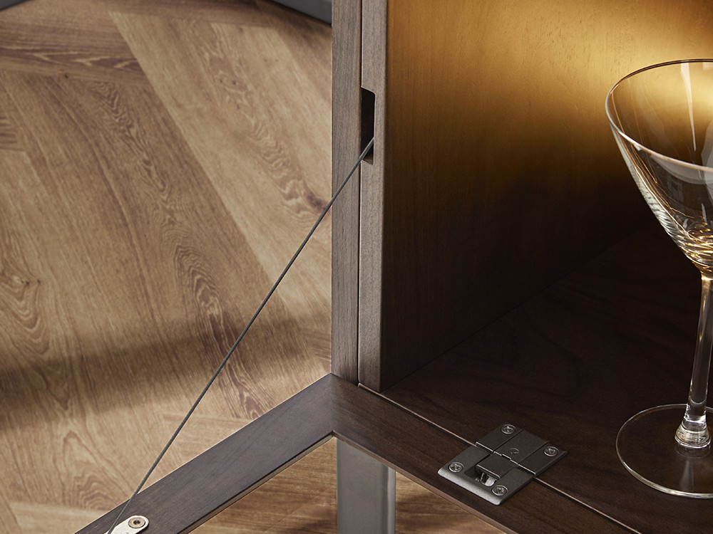 Mobel 6000 Madrid: exclusivo aparador Punt Chicago, personalización con sobre de Silestone para salones de diseño