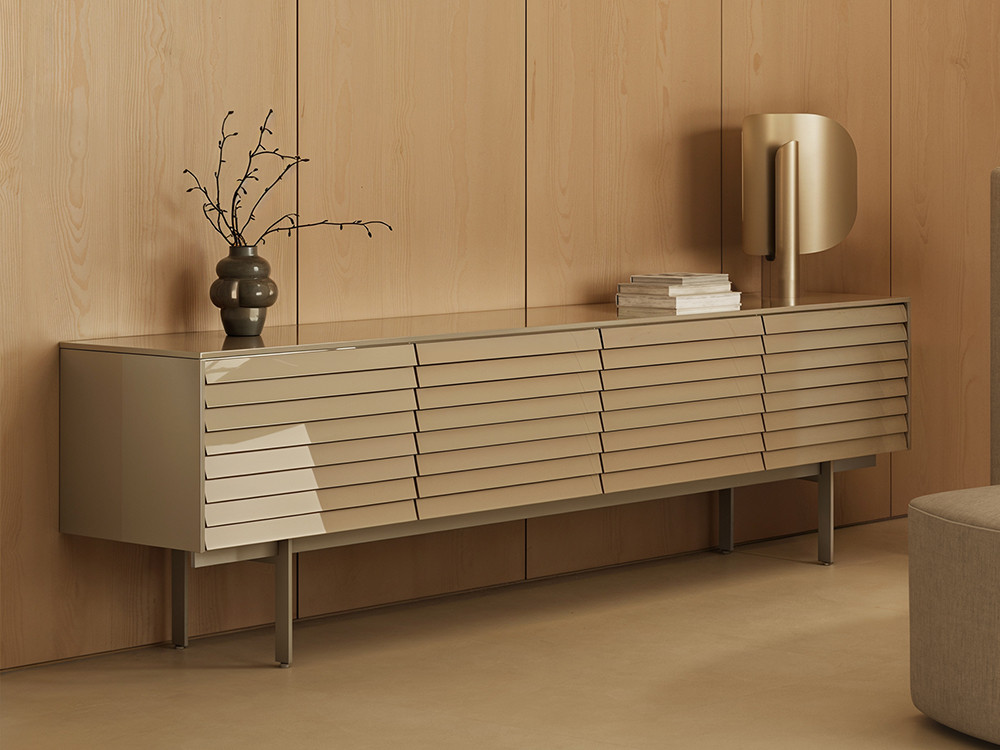 Seismil Studio Madrid: exclusivo aparador Sussex por Punt, madera de roble y patas de acero para proyectos de autor