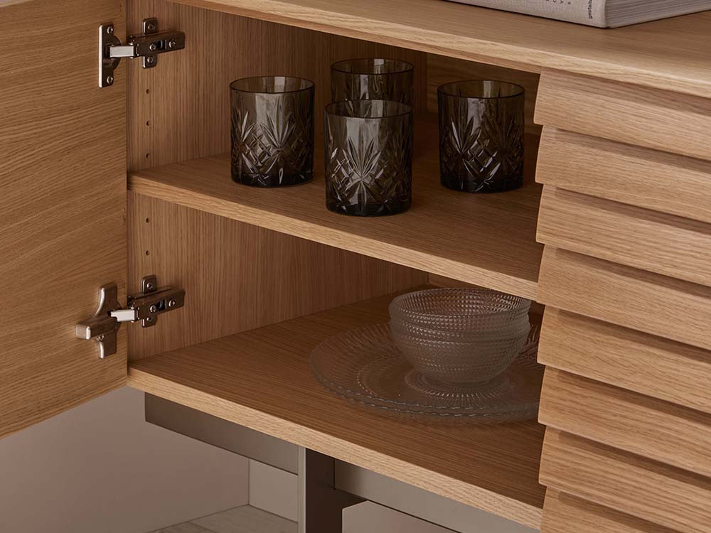 Mobel 6000: aparador Sussex de Punt, maestría en roble natural disponible en 3 medidas para salones modernos