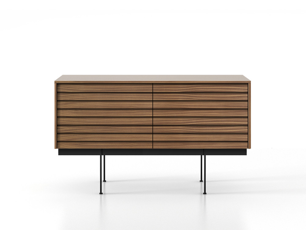 Seismil Studio: exclusivo aparador Sussex de Punt Mobles, equilibrio entre madera natural y patas de acero negro