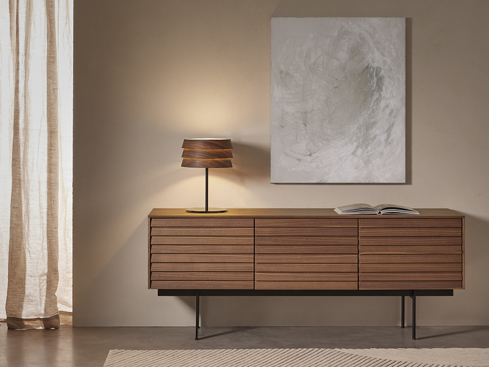 Mobel 6000 | Seismil Studio: exclusivo aparador Sussex por Punt, elegancia en madera natural y patas de acero negro