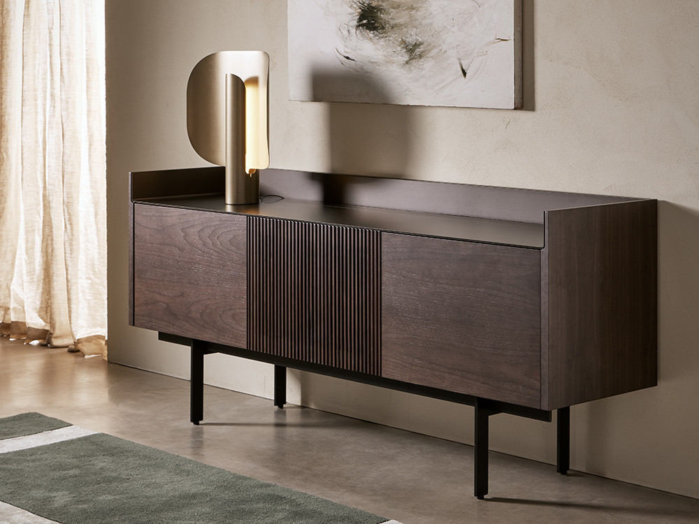 Mobel 6000: elegante aparador de diseño Stockholm por Punt Mobles, vanguardia alistonada para el hogar