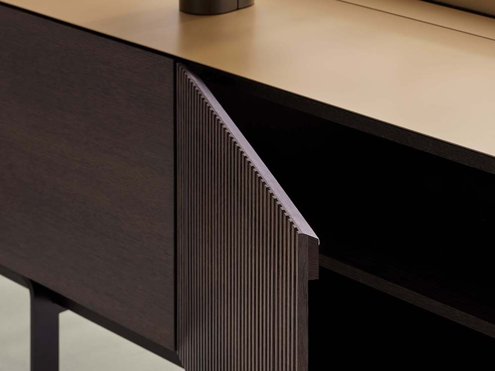 Seismil Studio Madrid: sofisticado aparador bajo Stockholm de Punt, lujo de materiales nobles en el hogar