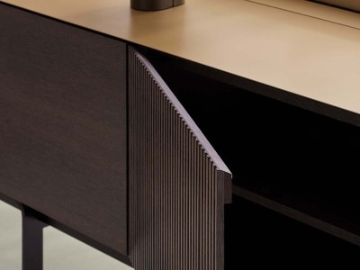 Seismil Studio Madrid: sofisticado aparador bajo Stockholm de Punt, lujo de materiales nobles en el hogar