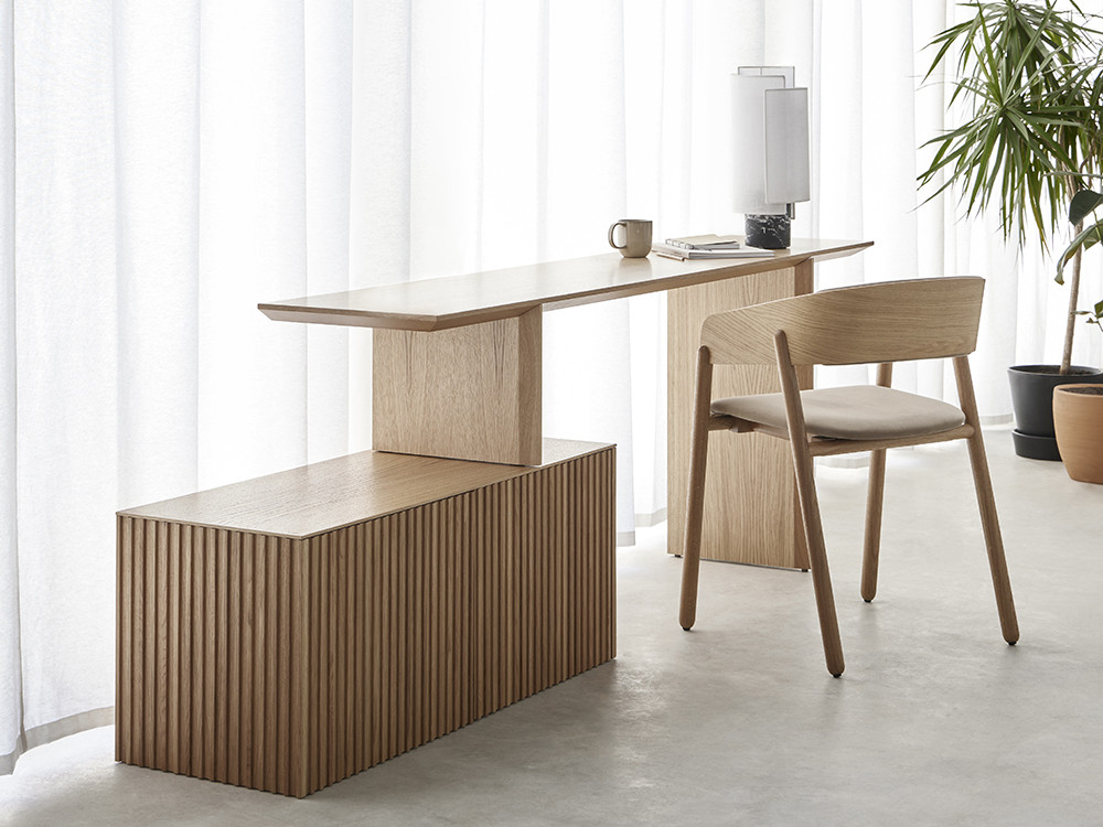 Zona de estudio moderna: escritorio Velasca de Punt en madera de roble, diseño de autor en Mobel 6000 Madrid