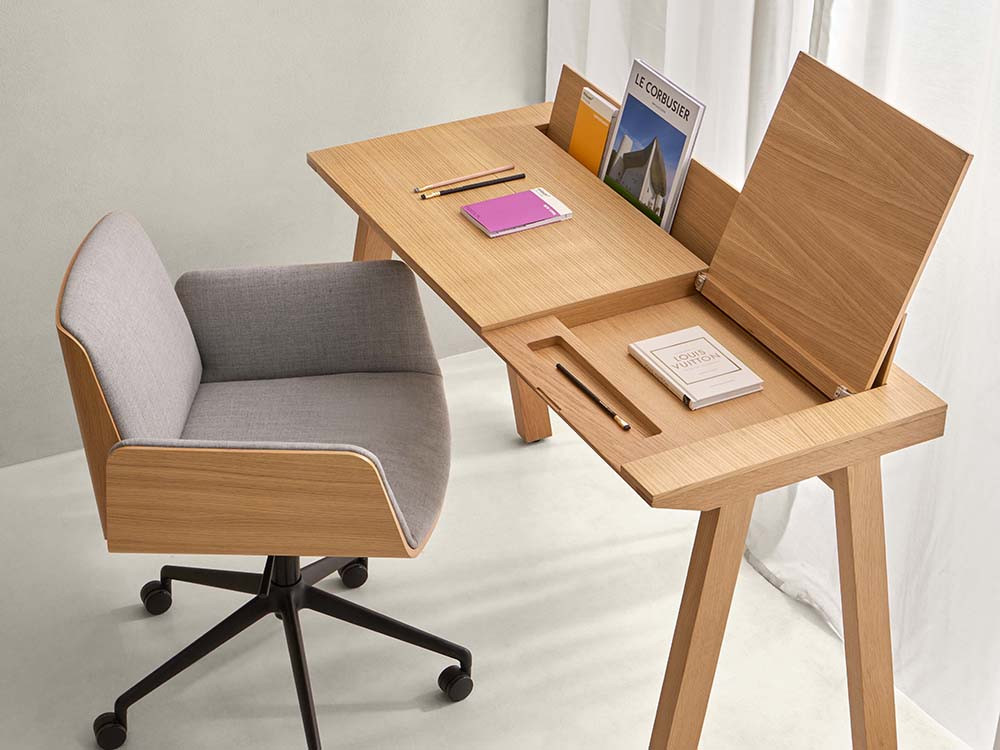 Muebles para despacho en casa: escritorio Ernest por Punt Mobles, diseño escultural en chapa natural