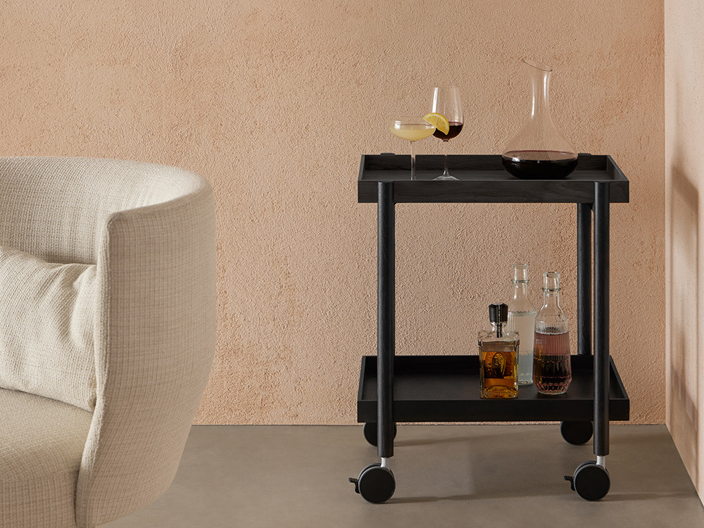 Mesas auxiliares de diseño Mai Thai por Punt: funcionalidad escultural en madera de roble disponible en Mobel 6000