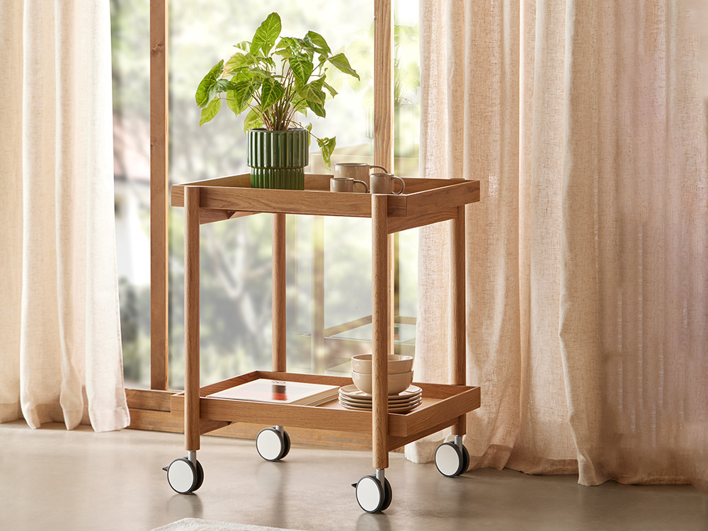 Mueble auxiliar de diseño Mai Thai de Punt: elegancia en chapa de roble con bandeja extraíble en Mobel 6000