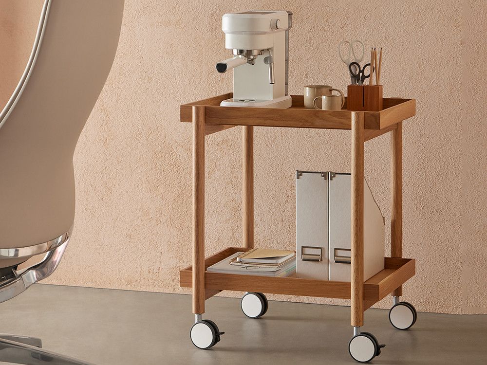 Mesa auxiliar original Mai Thai por Punt Mobles: maestría en chapa natural de roble para salones de diseño