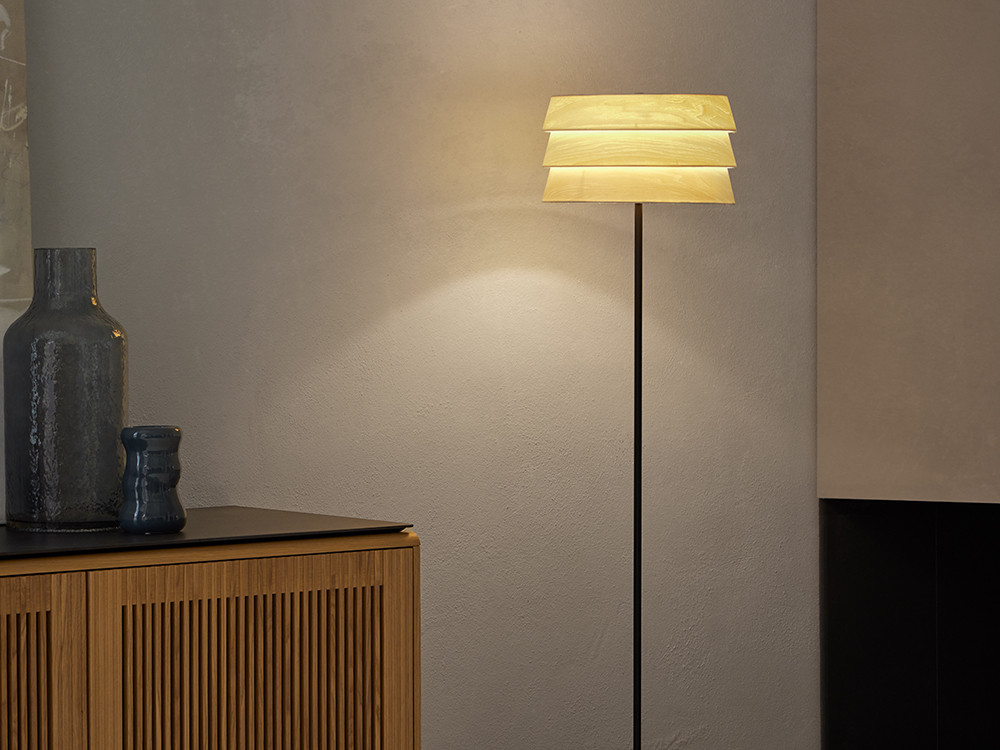 Muebles de diseño en Madrid: exclusiva lámpara Sussex de Punt Mobles, maestría en chapa natural disponible en Mobel 6000