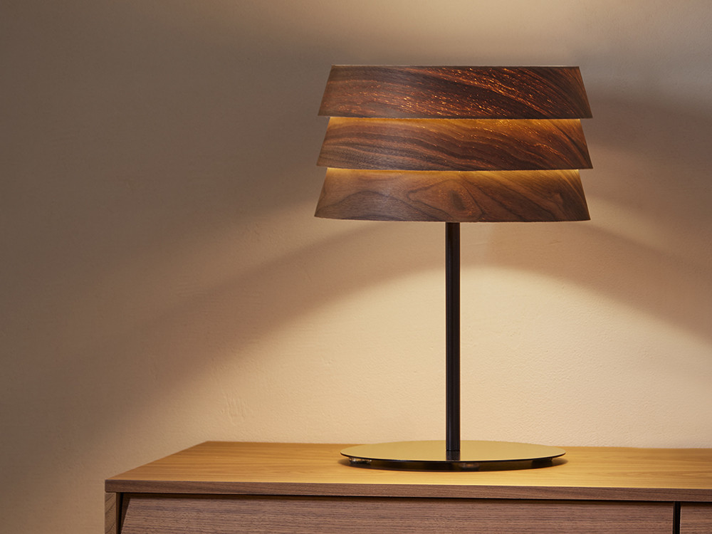 Lámparas de mesa de diseño Sussex por Punt: maestría en chapa de nogal del distribuidor oficial en Madrid capital