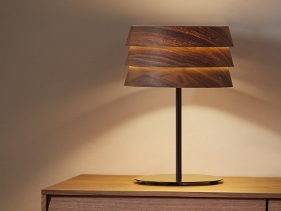 Lámparas de mesa de diseño Sussex por Punt: maestría en chapa de nogal del distribuidor oficial en Madrid capital