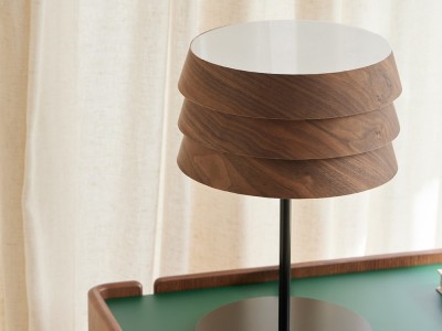 Mobel 6000 | Seismil Studio: lámpara Sussex de Punt, fabricación artesanal nacional con pantalla de chapa de fresno en Madrid