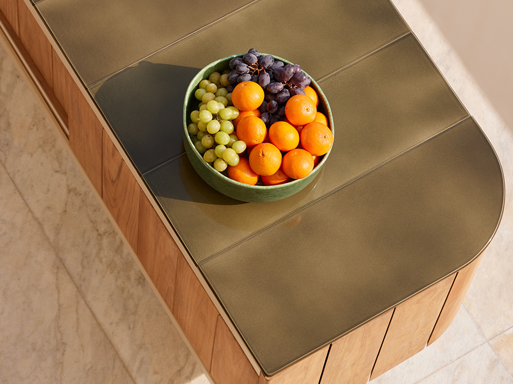 Seismil Studio Madrid distribuidor oficial Punt: aparador exterior Atrio, diseño escultural en teca y Dekton