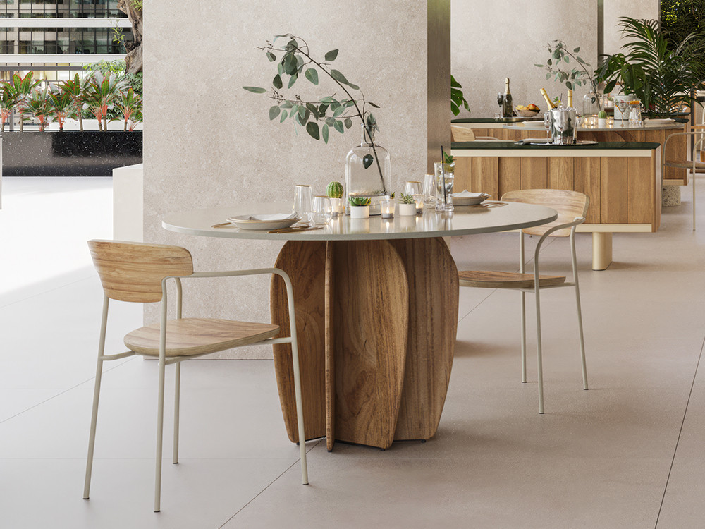 Mesa de jardín madera Coral Outdoor por Punt: diseño de Arik Levy en teca y Dekton redondo en Seismil Studio Madrid.