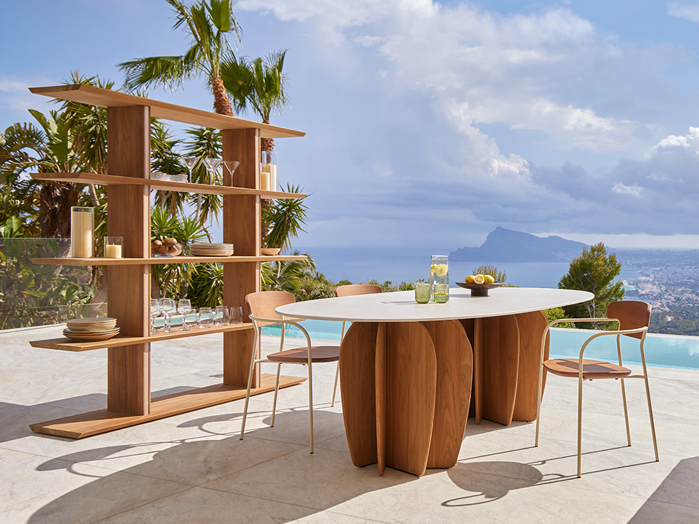 Mesa comedor terraza Coral Outdoor por Punt: mesa ovalada de teca y Dekton por Arik Levy en Seismil Studio Madrid.