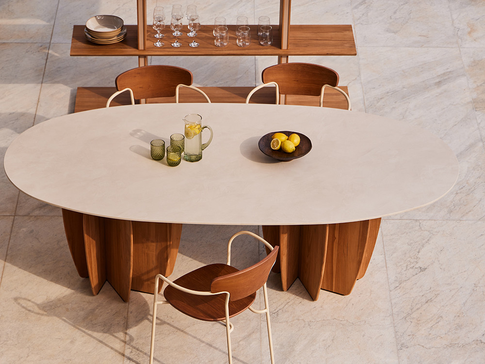 Muebles de jardín de madera Coral de Punt: mesa de Arik Levy con base teca y sobre Dekton en Seismil Studio Madrid.