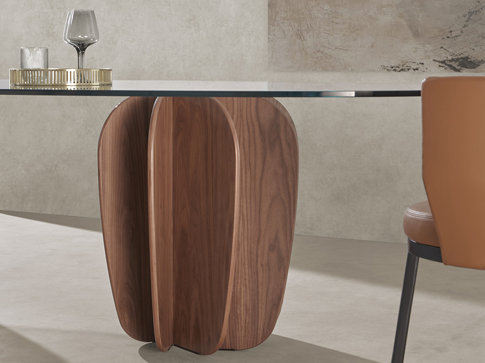 Mesa comedor de cristal Coral por Punt: elegante diseño de Arik Levy con base madera nogal natural en Seismil Studio Madrid