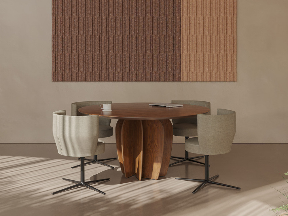 Mesas de comedor de madera Coral por Punt: diseño Arik Levy en nogal natural redondo u ovalado en Seismil Studio Madrid