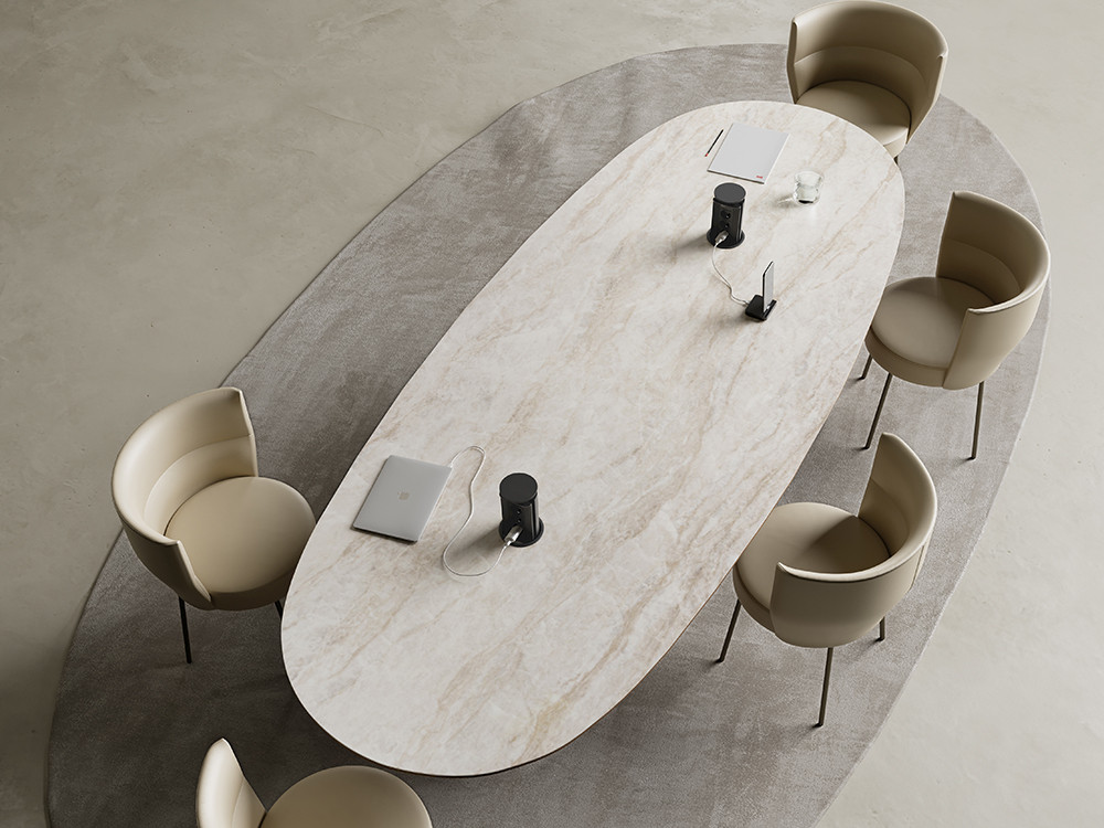 Mesa de cerámica Coral por Punt: elegante diseño de Arik Levy con base en madera nogal en Seismil Studio Madrid