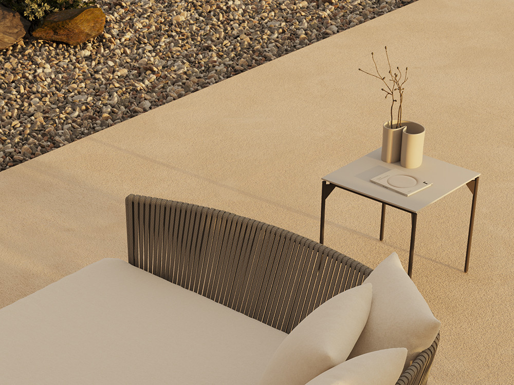 En Seismil Studio Madrid: mesa auxiliar diseño Boston por Skyline, sobre Dekton y aluminio carbón para terrazas premium