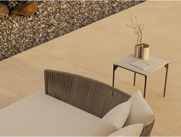 En Seismil Studio Madrid: mesa auxiliar diseño Boston por Skyline, sobre Dekton y aluminio carbón para terrazas premium