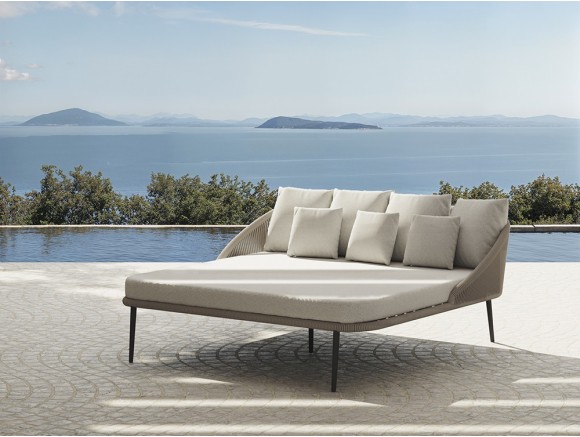 Camas balinesas Rodona de Skyline: diseño de Santiago Sevillano con cuerda Beige en Mobel 6000 de Madrid centro.