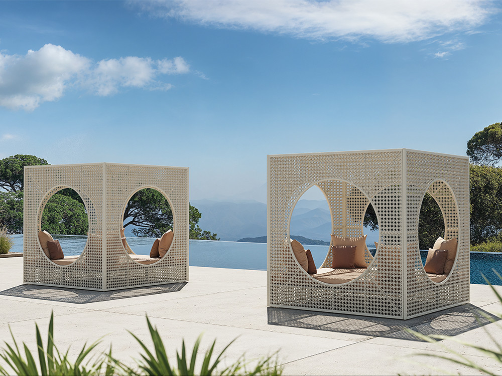 Skyline presenta la cama balinesa exterior Neo Cube: trenzado artesanal y cojines de lujo en Seismil Studio Madrid