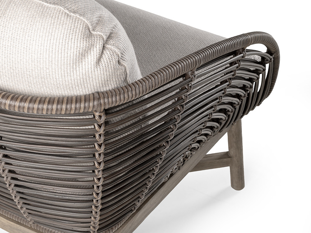 Noel Royo Asenjo crea el sofa jardin madera Neo Alaska: 3 plazas teca y fibra Black Forest en Seismil Studio Madrid
