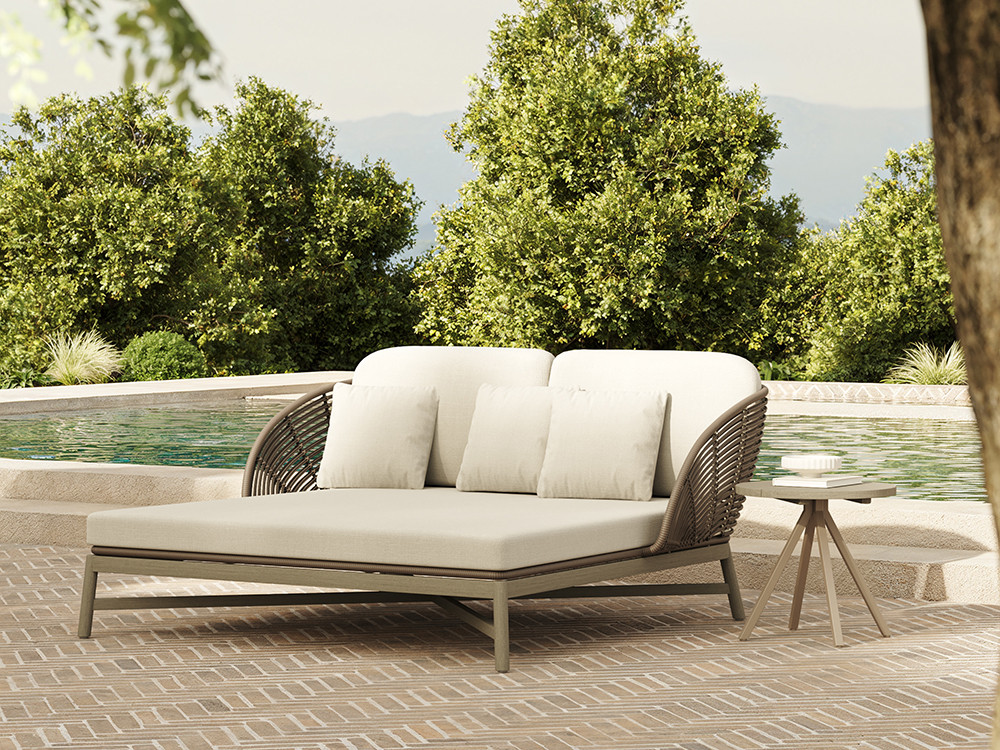 Daybed exterior Neo Alaska de Skyline: teca envejecida y fibra Black Forest con cojines de lujo en Mobel 6000 de Madrid
