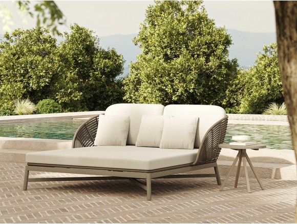 Daybed exterior Neo Alaska de Skyline: teca envejecida y fibra Black Forest con cojines de lujo en Mobel 6000 de Madrid