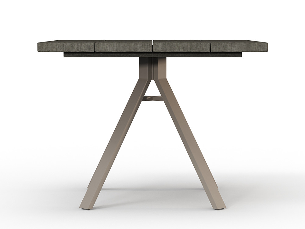 Lujo en tu terraza con la mesa exterior madera Marroi: teca gris envejecida y patas cacao en Seismil Studio de Madrid