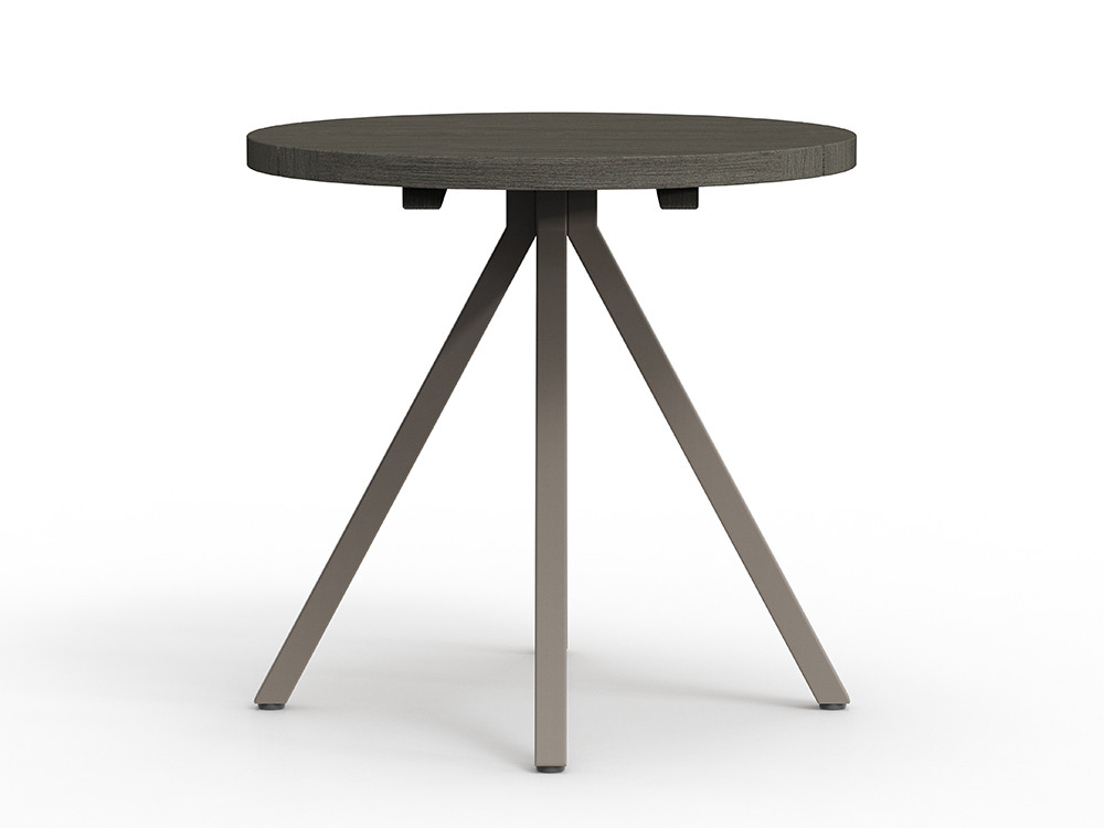 Mesa auxiliar original Marroi: madera de teca gris envejecida y estructura de aluminio en Seismil Studio de Madrid.
