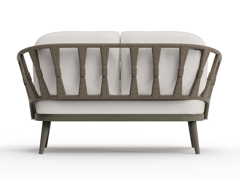 En Seismil Studio Madrid: sofa exterior madera Neo Krabi de Skyline, lujo en teca gris y cuerda trenzada artesanal.
