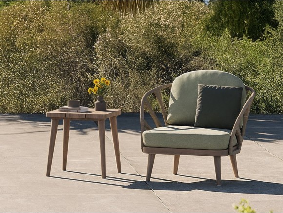 Mesa auxiliar salón Neo Krabi de Skyline: madera de teca gris envejecida de lujo disponible en tu tienda Mobel 6000 Madrid.