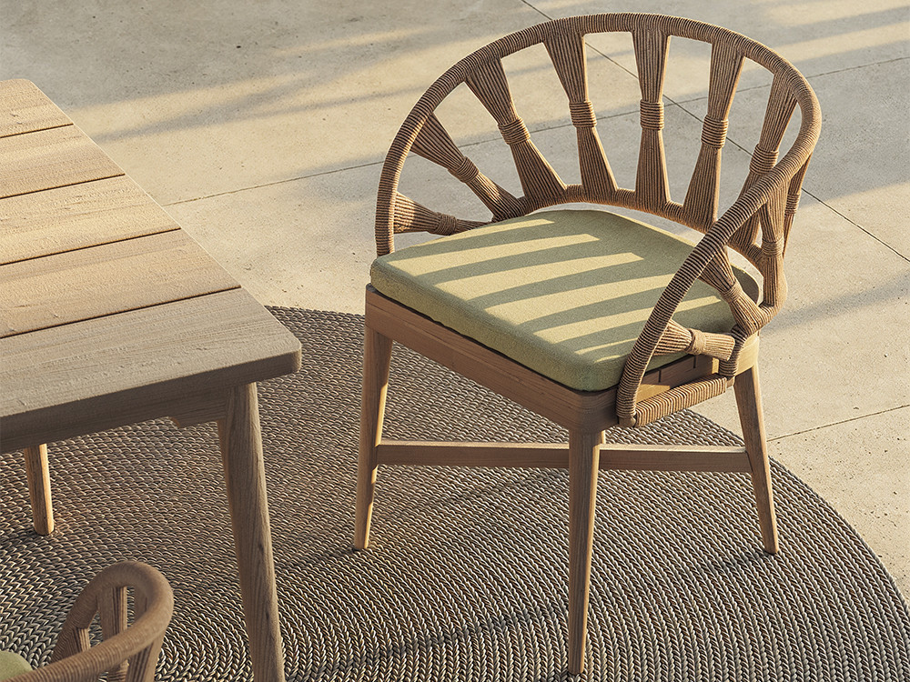 Mesas madera exterior Neo Krabi por Skyline: elegancia en teca gris envejecida para tu terraza en Mobel 6000 Madrid