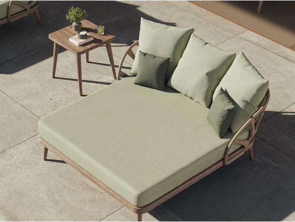 Daybed exterior Neo Krabi de Skyline: madera de teca gris y cojines tapizados premium en tu tienda Mobel 6000 de Madrid.