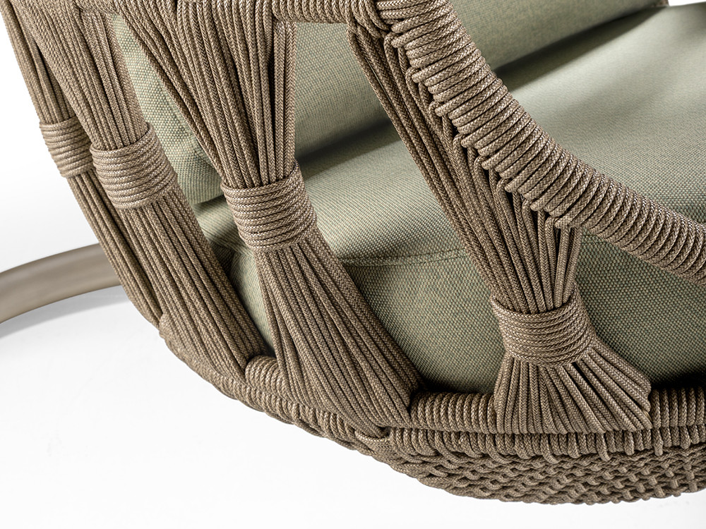 Sillon columpio Neo Krabi por Skyline: diseño en teca gris con soporte y cuerda trenzada para Seismil Studio de Madrid.