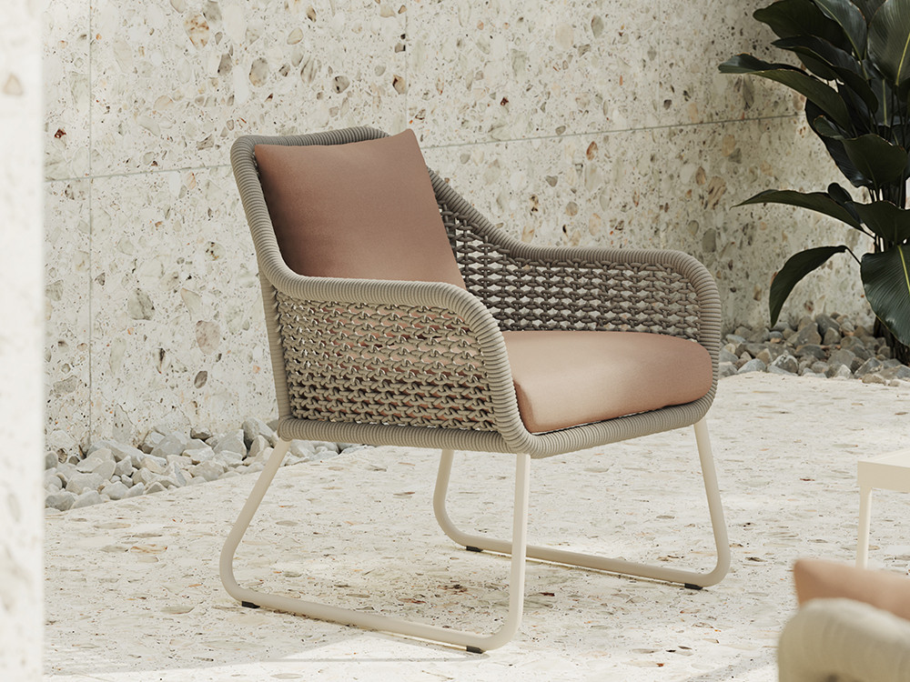 Sillón exterior Neo Moma de Skyline: aluminio white wash y cuerda beige con cojines premium en Mobel 6000 de Madrid.