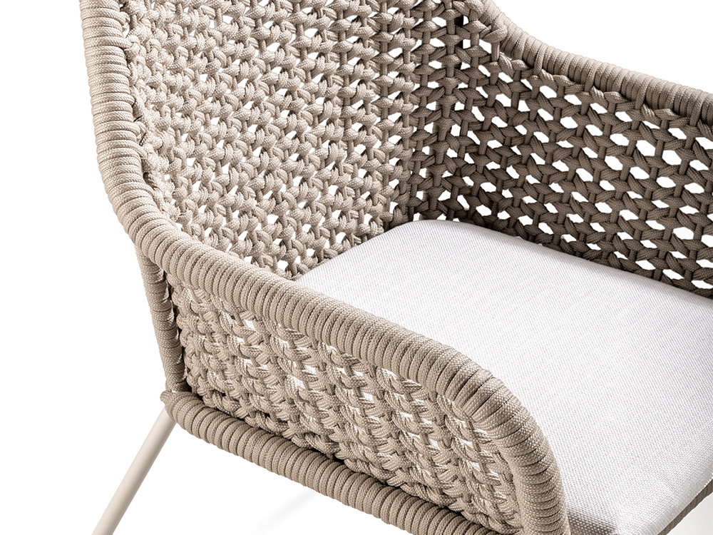 Sillas de diseño comedor Neo Moma de Skyline: aluminio white wash, cuerda beige y cojín premium Seismil Studio Madrid.