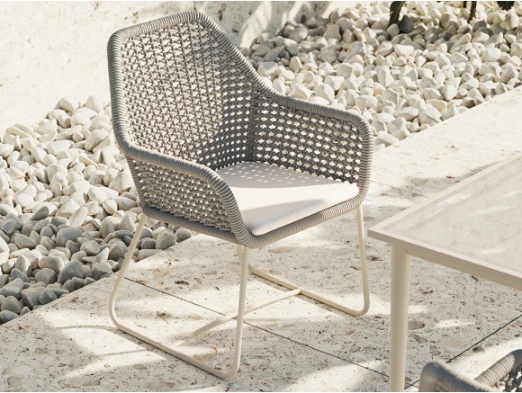 Sillas de comedor tapizadas modernas Neo Moma de Skyline: aluminio white wash y cuerda beige en Mobel 6000 de Madrid